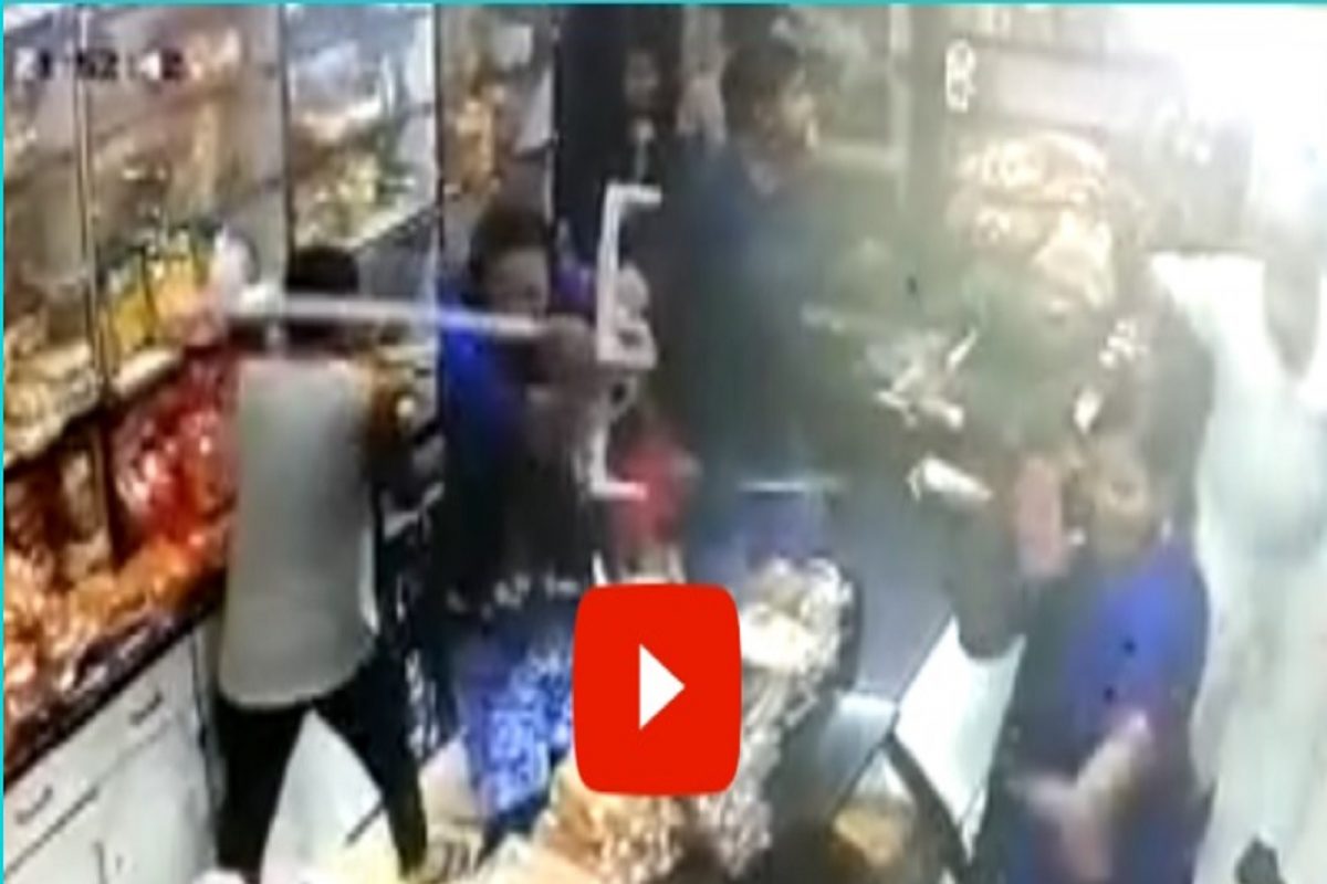 उधार न दिल्याने सटकली अन् थेट बेकरीत तोडफोड केली, पिंपरीतील घटनेचा CCTV
