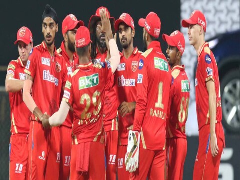 आयपीएल 2022 साठी (IPL 2022 Retention) सगळ्या 8 टीमनी रिटेन केलेल्या खेळाडूंची यादी बुधवारी जाहीर केली आहे. सगळ्या टीमनी त्यांचे प्रमुख खेळाडू कायम ठेवले असले तरी पंजाब किंग्सला (Punjab Kings) मोठा धक्का बसला आहे.