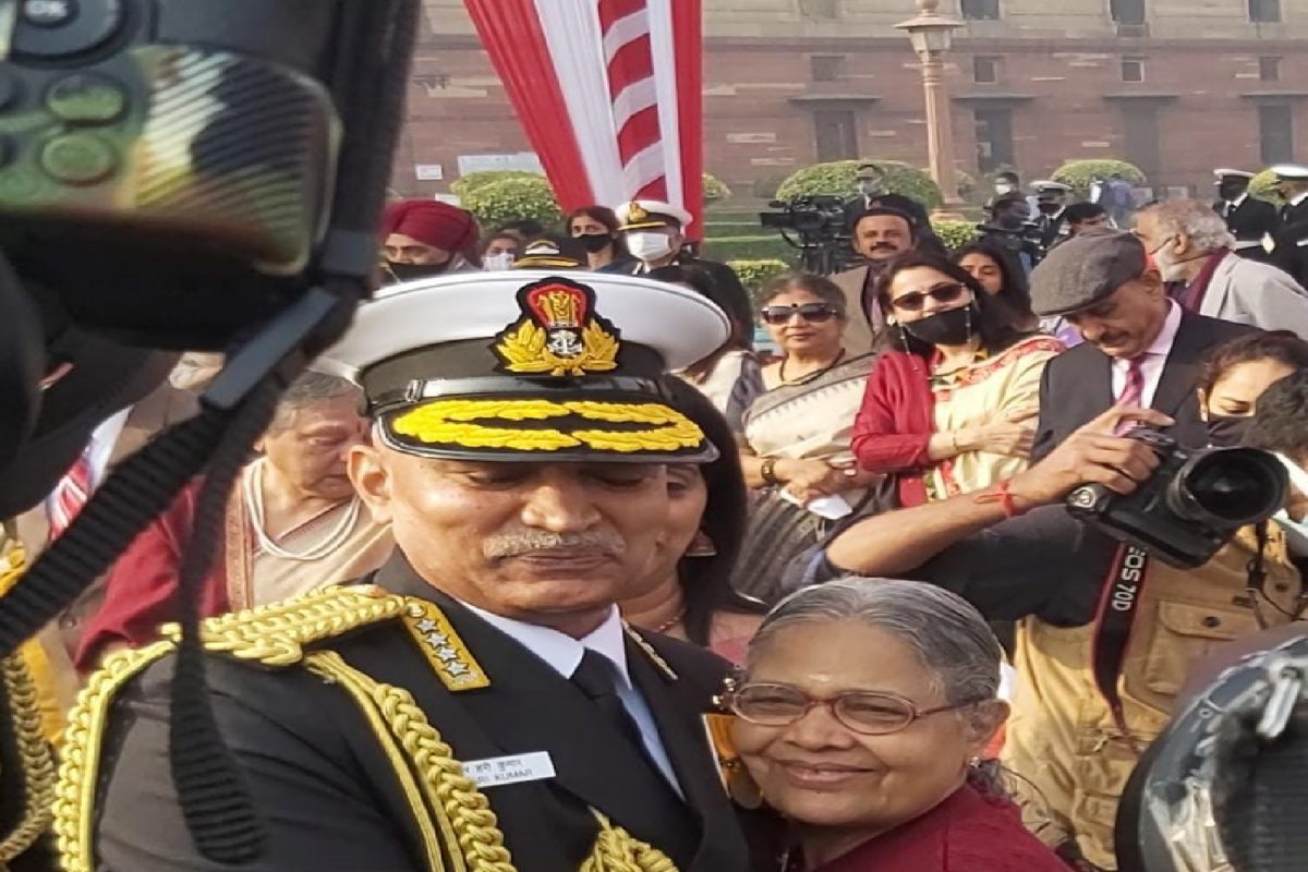 मेरे पास माँ है!, भावूक करणारा Video,नौदल प्रमुख म्हणून पदभार स्विकारताच घेतले आईचे आशीर्वाद