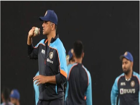भारत आणि न्यूझीलंड यांच्यातली कानपूरमध्ये झालेली पहिली टेस्ट (India vs New Zealand 1st Test) मॅच रोमांचक स्थितीमध्ये ड्रॉ झाली. टीम इंडियाला न्यूझीलंडची शेवटची विकेट मिळाली नाही, त्यामुळे सामना अनिर्णित राहिला. यानंतर टीम इंडियाने इनिंग घोषित करायला उशीर केला का? असा प्रश्न उपस्थित होत आहे. 