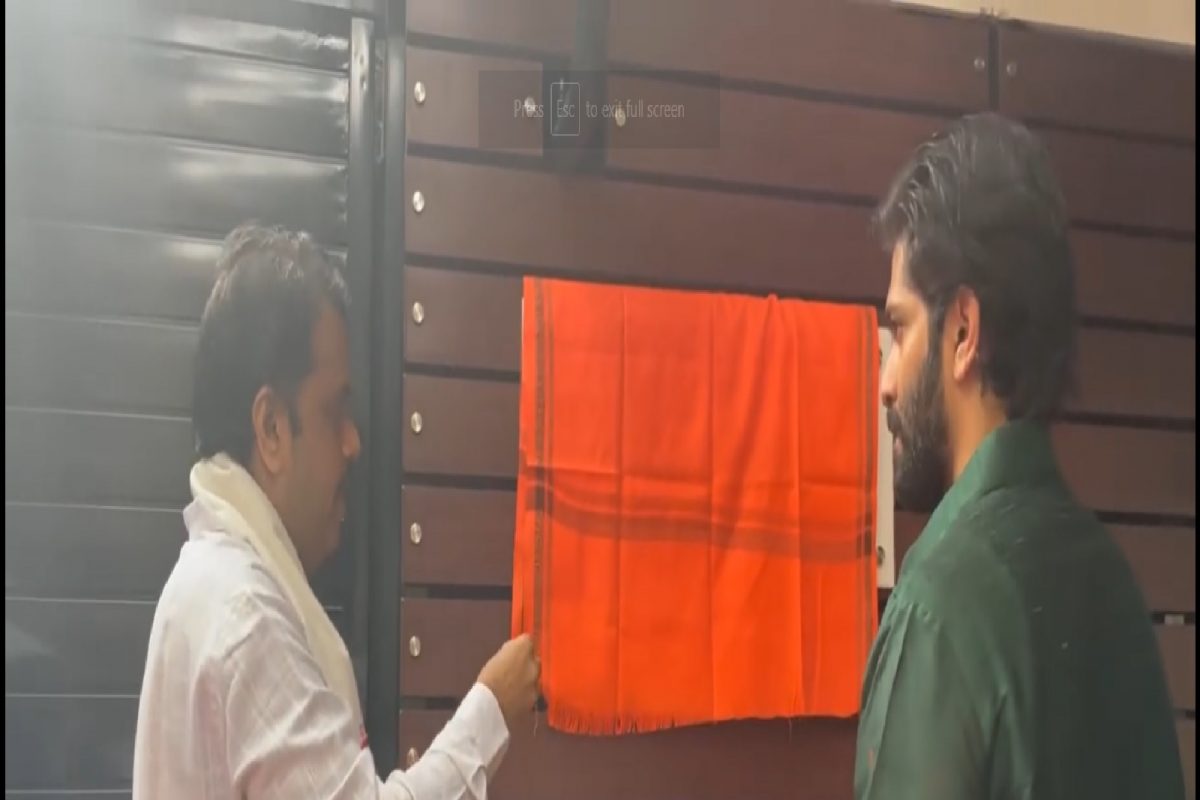 Raj Thackeray यांचा नव्या घरात गृहप्रवेश, अमित ठाकरेंच्या हस्ते नव्या घराच्या नामफलकाचं पूजन