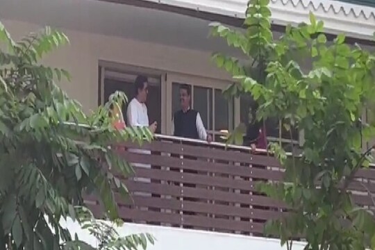 देवेंद्र फडणवीस मनसे अध्यक्ष राज ठाकरेंच्या भेटीला (Photo: Twitter video grab)