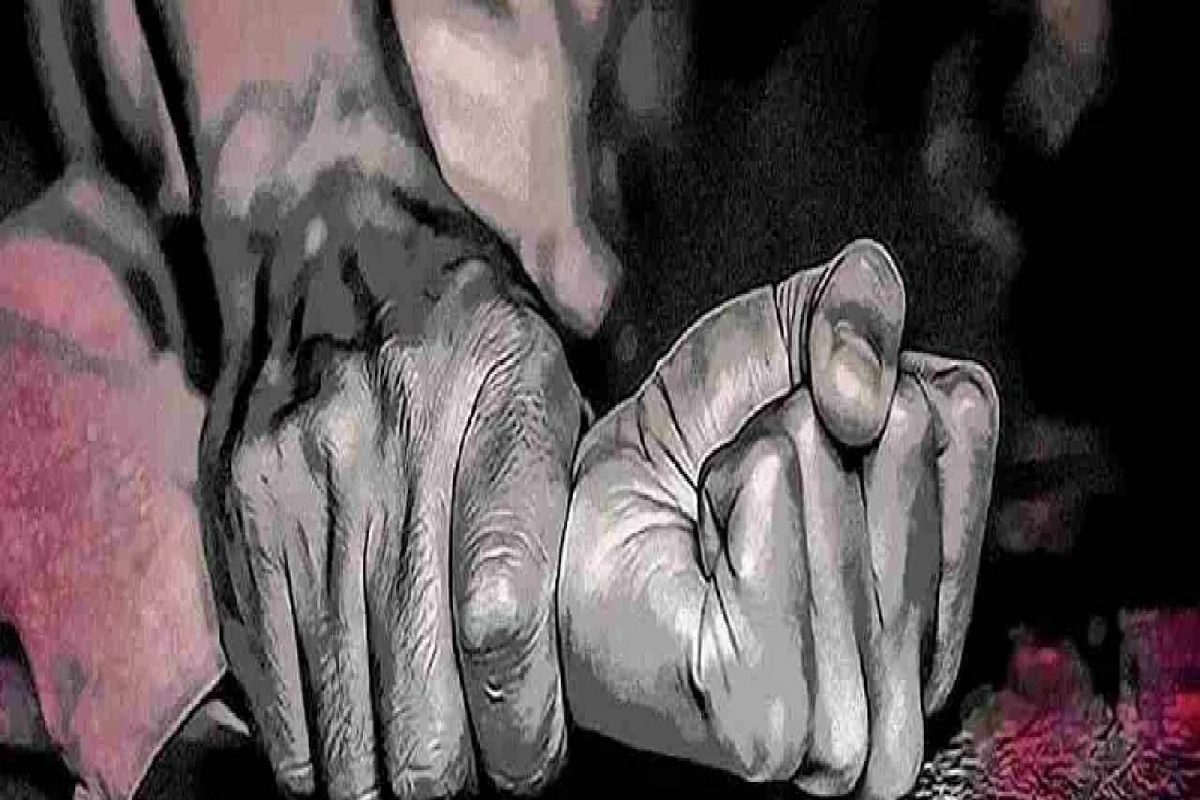 मध्य प्रदेशातील घडलेल्या घटनेमुळे सर्वांनाच धक्का बसला आहे. कोणताही भाऊ आपल्या बहिणीवर बलात्कार कसा करू शकतो असा सवाल उपस्थित केला जात आहे. पत्नी रागाने सासरी निघून गेली म्हणून या भावाने स्वत:च्या बहिणीलाही तिच्या सासरहून आणलं आणि तिच्यावर सातत्याने बलात्कार केला.