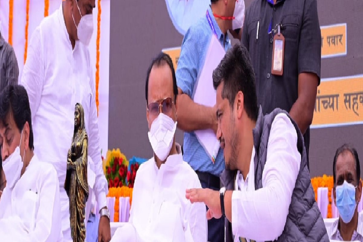 मतदारसंघात जाऊन अजित पवारांनी रोहित पवारांना फटकारलं, ''अरे शहाण्या... तू आमदार आहेस''