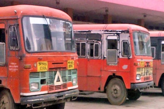 बसवरील सीटवर बसले असताना अचानक त्याना आकडी आली व  ते बेशुद्ध झाले. 