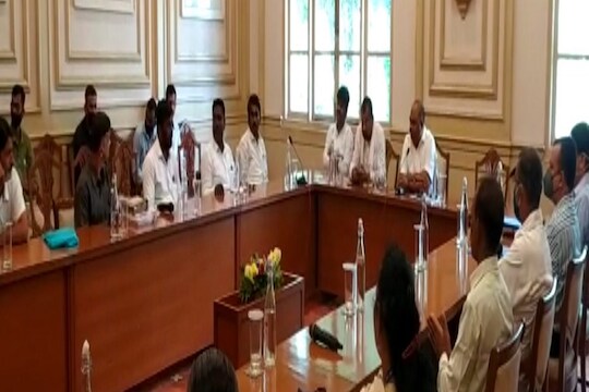 ST strike: एसटी संपावर तोडगा काढण्यासाठी कर्मचाऱ्यांचं शिष्टमंडळ आणि परिवहन मंत्र्यांमध्ये चर्चा