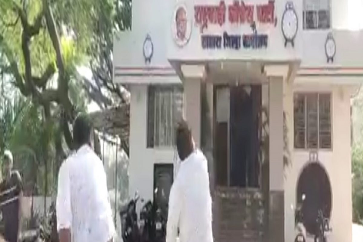 शशिकांत शिंदेंच्या पराभवानंतर कार्यकर्ते आक्रमक; राष्ट्रवादी काँग्रेसचे कार्यालय फोडले