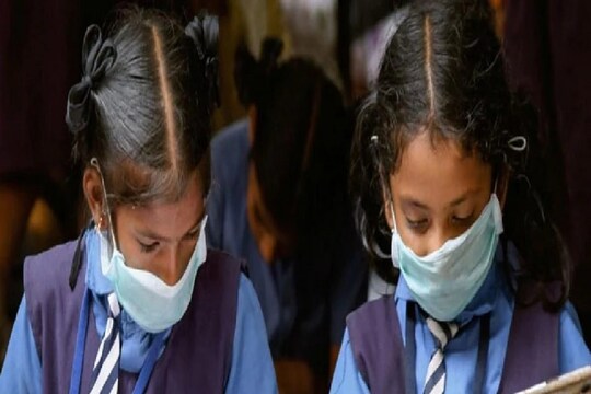 मुंबईमध्ये कोरोना आणि ओमायक्रॉनची रुग्ण संख्या वाढत असल्यामुळे मुंबईमधील सर्व शाळा पुन्हा एकदा बंद करण्याचा निर्णय