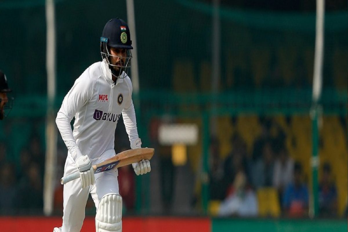 मुंबईकर श्रेयस अय्यरनं पदार्पणातील टेस्टमध्ये अर्धशतक झळकावलं आहे. (फोटो -@BCCI)