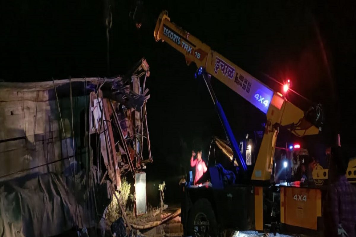 पुणे-सोलापूर राष्ट्रीय महामार्गावर भीषण अपघात; 5 जागीच ठार, 6 जण गंभीर