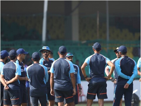 भारत विरुद्ध न्यूझीलंड यांच्यातील पहिल्या टेस्ट कानपूरमध्ये सुरू झाली आहे. विराट कोहलीच्या (Virat Kohli) अनुपस्थितीमध्ये अजिंक्य रहाणे (Ajinkya Rahane) या टेस्टमध्ये टीम इंडियाचा कॅप्टन आहे.