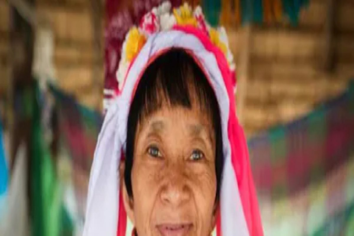 महिलांच्या मानेत अडकवतात धातूच्या कड्या, कारण वाचून बसेल धक्का