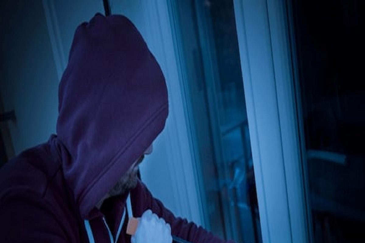 ऐन दिवाळीत चोरट्यांचा साडेचार लाखांच्या दागिन्यांवर डल्ला, पाडवा पहाट पडली महागात