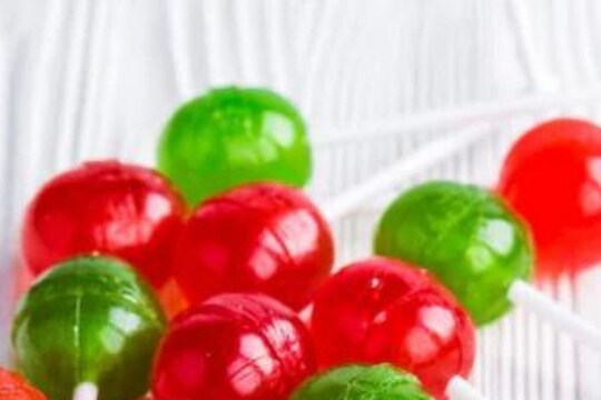 लॉलिपॉप खाऊन चिमुकलीची झाली भयंकर अवस्था; फोटो पाहून बसेल धक्का
