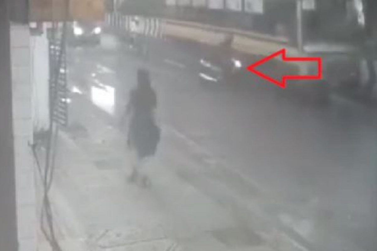 रस्त्यावरील खड्ड्याने घेतला इंजिनिअरचा बळी; बसखाली चिरडून जागीच मृत्यू, अपघाताचा थरकाप उडवणारा VIDEO