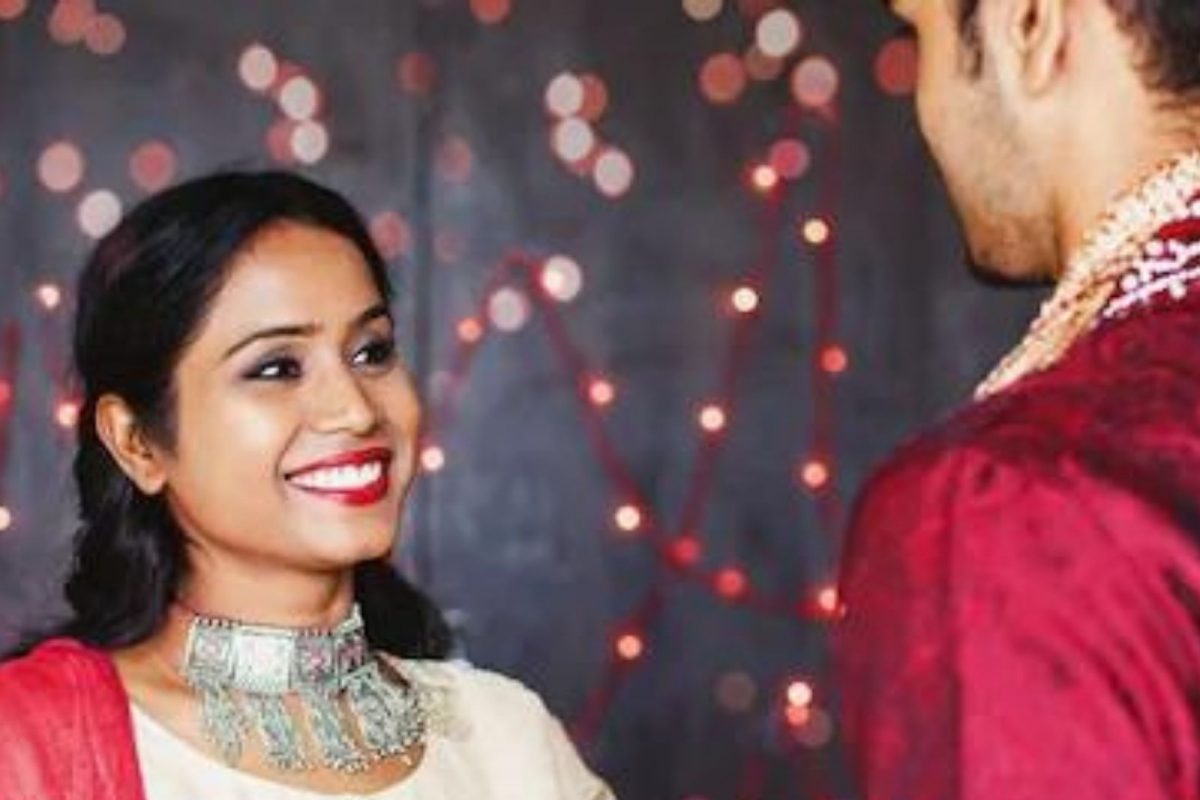 Bhaubeej 2021 : कपड्यांच्या रंगापासून ओवाळतानाच्या दिशेपर्यंत बहिणींनी घ्यावी या गोष्टींची काळजी