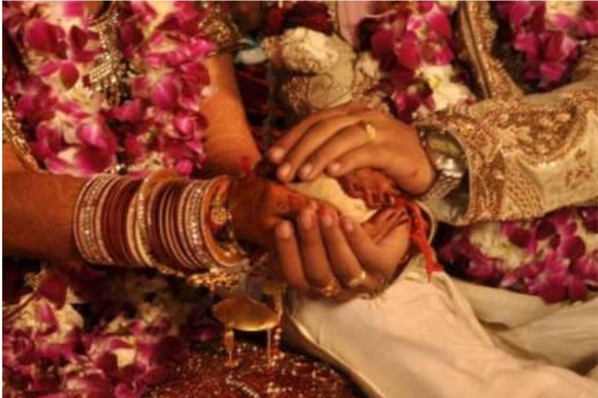 उतावळा नवरदेव! स्टेजवरच आऊट ऑफ कंट्रोल झाला वर; ते कृत्य पाहून नवरीही लाजली, VIDEO