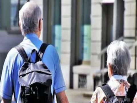 महिलेनं आपल्या पतीच्या अकाऊंटमधून 4 कोटी 44 लाख रुपयाहून अधिक रक्कम हळूहळू काढून घेतली 