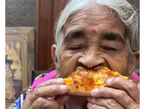 व्हायरल होणाऱ्या व्हिडिओ क्लिपमध्ये दोन वृद्ध महिला बेडवर पिझ्झा घेऊन बसलेल्या दिसतात. यादरम्यान एक वृद्ध महिला दुसऱ्या वृद्ध महिलेला पिझ्झाची एक स्लाईस देते. 