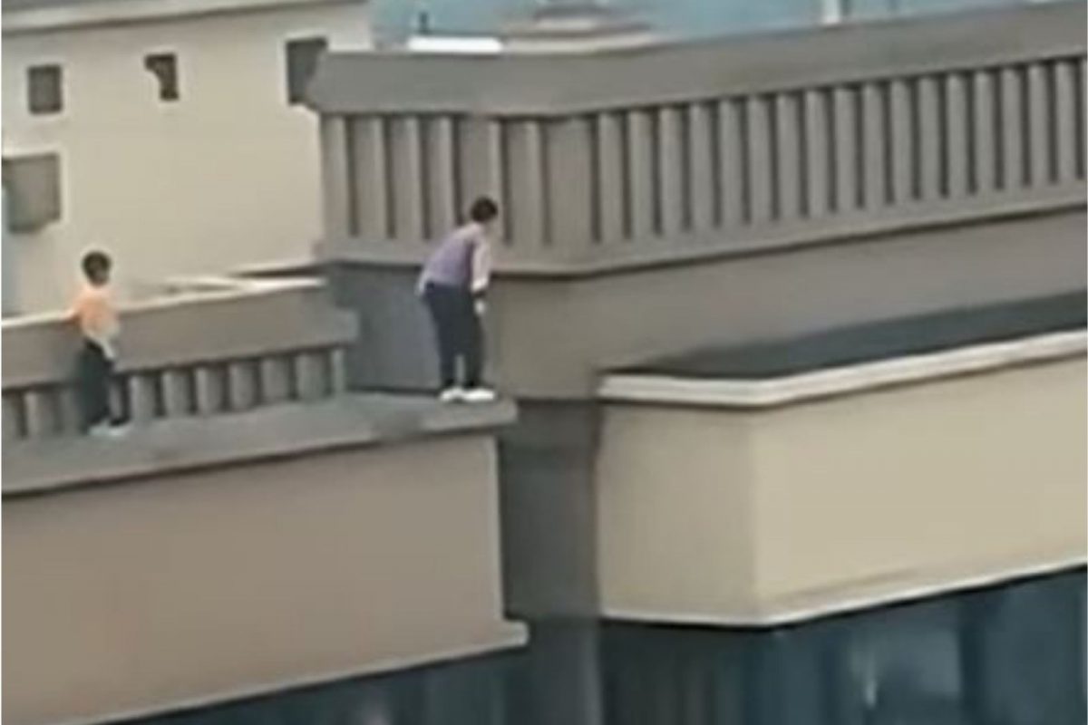 धक्कादायक; 22 मजली इमारतीच्या छतावर चढून चिमुकल्यांचा भयंकर स्टंट, थरकाप उडवणारा VIDEO