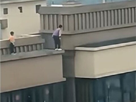 व्हिडिओमध्ये पाहायला मिळतं, की कशाप्रकारे 22 मजल्याच्या इमारतीच्या छतावर दोन मुलं उड्या घेत आहेत (Stunt on Building). हे दोघंही न घाबरता अगदी आरामात एका इमारतीवरुन दुसऱ्या इमारतीवर उडी घेत आहेत