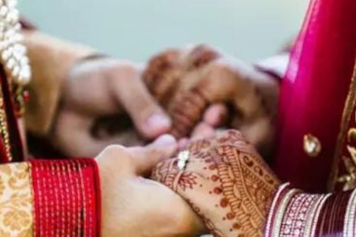 लग्नात वेगळं दिसण्याच्या हौसेपोटी नवरदेवाने केलं विचित्र काम; थेट मृत्यूच्या दारातच पोहोचला