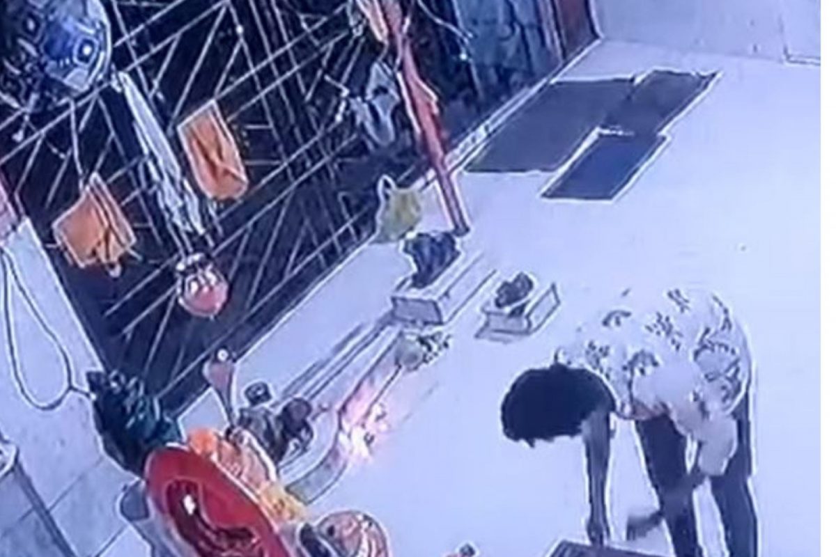 मंदिरातील दानपेटी चोरण्याआधी देवाच्या पाया पडला अन्...; ठाण्यातील चोरीचा अजब VIDEO आला समोर