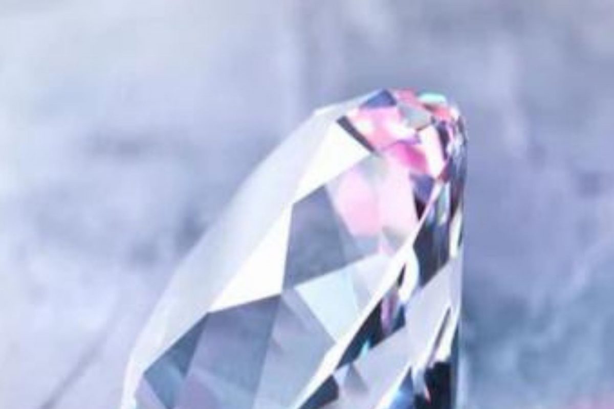 वैज्ञानिकांना सापडला 'प्रेग्नंट हिरा'; तोडताच आतमधील वस्तू पाहून झाले अवाक