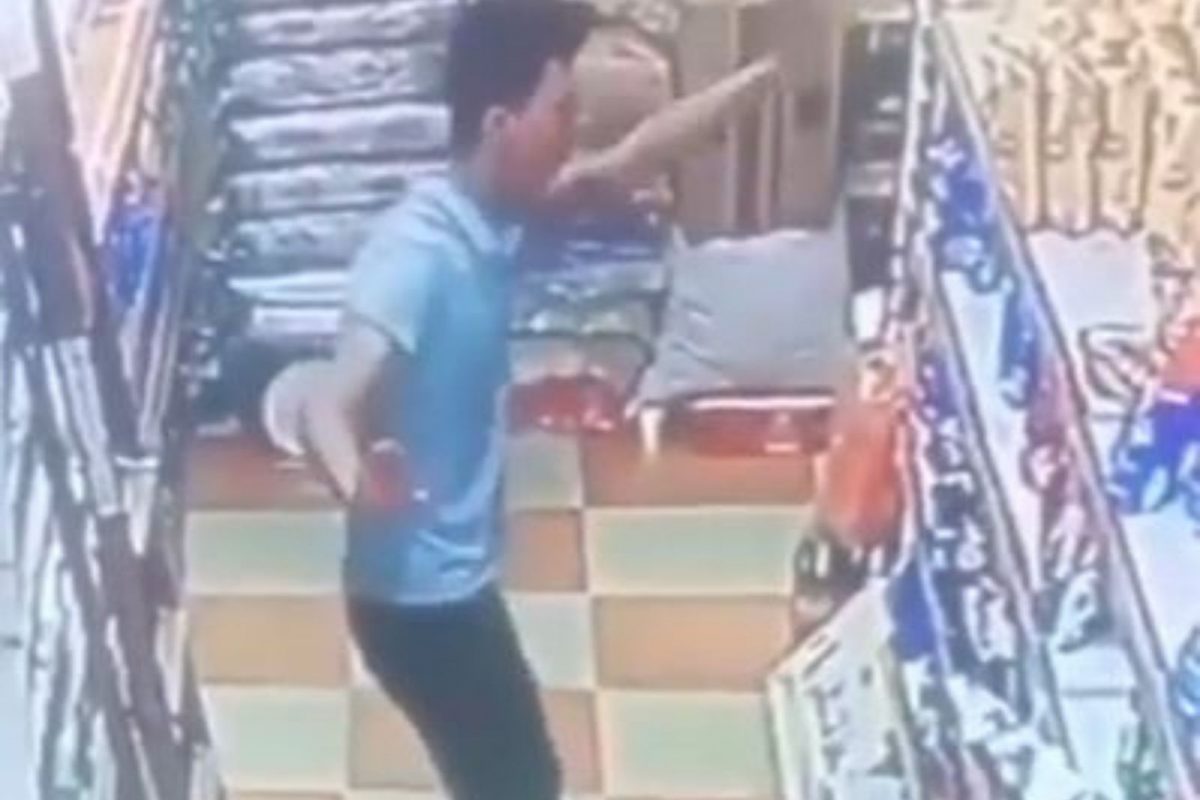 दुकानात शिरून चोरी केली पण CCTV वर नजर पडताच करू लागला डान्स; हा मजेशीर VIDEO एकदा बघाच