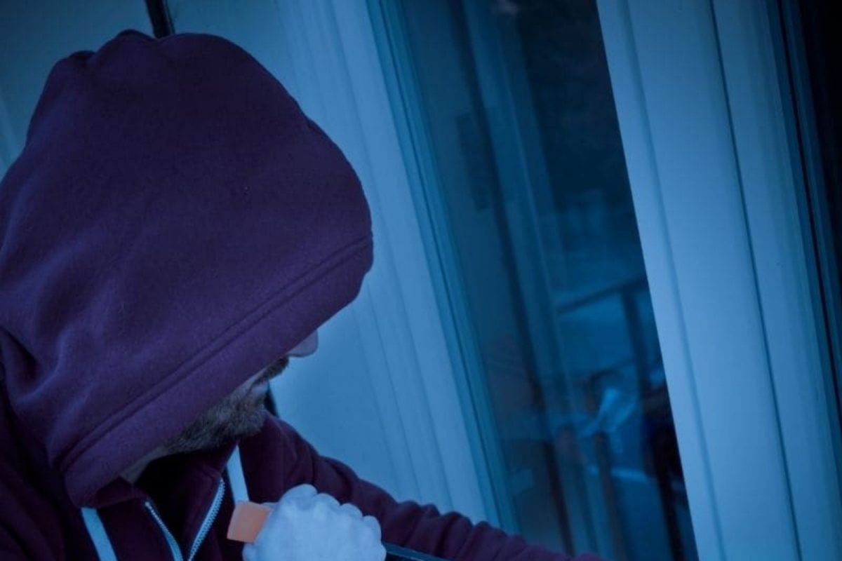 चोरी करण्यासाठी घरात शिरला पण सुंदर महिला दिसतात बदललं चोराचं मन आणि मग...