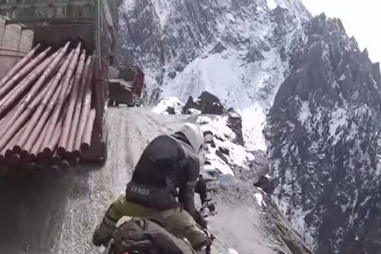 धोकादायक रस्ता आणि शेजारीच खोल दरी; इतक्यात घसरली दुचाकी अन्..., काळजाचा ठोका चुकवणारा VIDEO