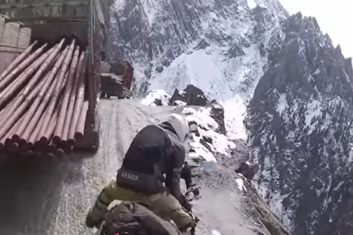 धोकादायक रस्ता आणि शेजारीच खोल दरी; इतक्यात घसरली दुचाकी अन्..., काळजाचा ठोका चुकवणारा VIDEO