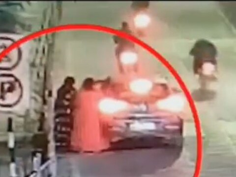 सीसीटीव्ही फुटेजमध्ये (CCTV Footage) रात्री उशिरा एक कार रस्त्याच्या कडेला थांबताना दिसते. कारमधून काळ्या रंगाचे कपडे घातलेली एक महिला उतरते आणि ती फुटपाथवर चालण्याचं नाटक करू लागते