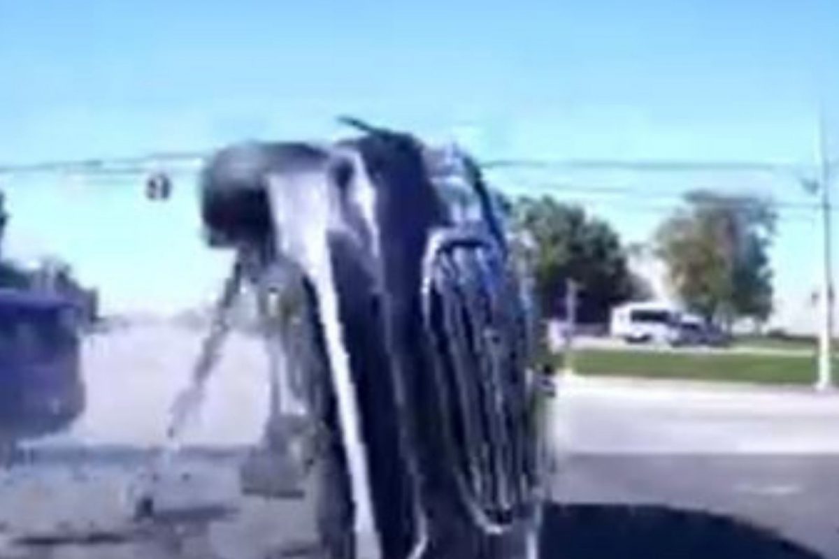 Shocking! एका गाडीला धडकून दुसऱ्या गाडीच्या छतावर चढली चारचाकी; विचित्र अपघाताचा VIDEO