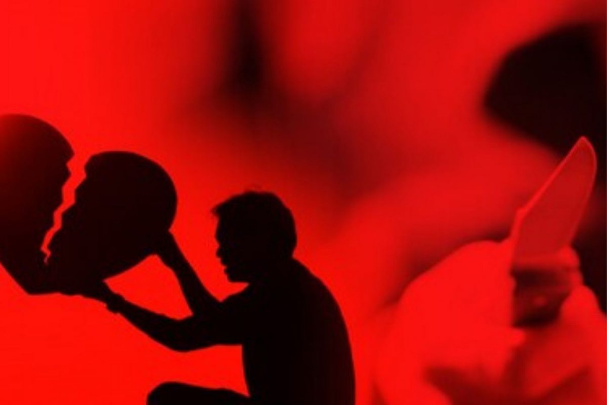 एकतर्फी प्रेमातून विद्यार्थ्यांचं धक्कादायक कृत्य; ब्लेडने चिरला मुलीचा गळा, वर्गातील फळ्यावर लिहिलं...