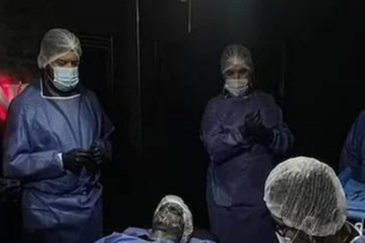 Alien बनण्याच्या हौसेपोटी युवकाने स्वतःचीच केली भयंकर अवस्था; शरीराचे अनेक पार्ट कापले अन्...