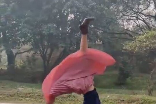 हाय हिल्स आणि लाँग स्कर्ट घालून तरुणीचं जबरदस्त बॅक फ्लिप; अनोखा VIDEO एकदा बघाच