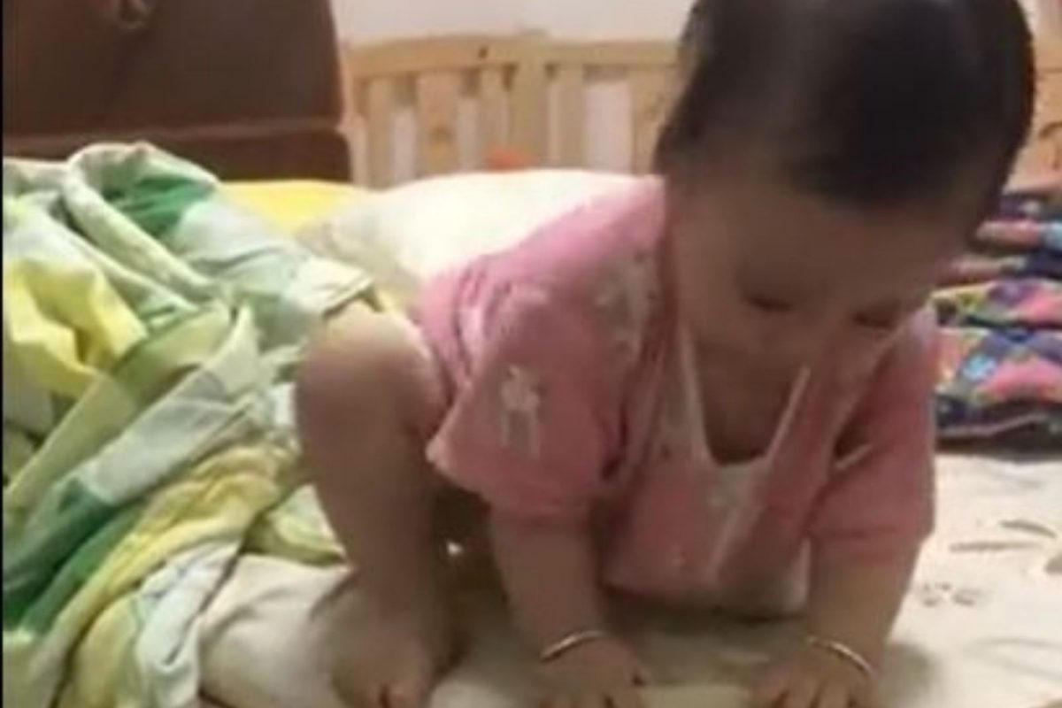 इच्छा तिथे मार्ग! बेडवरुन उतरण्यासाठी चिमुकल्याचा अनोखा जुगाड; VIDEO पाहून वाटेल कौतुक