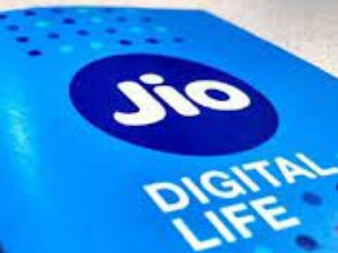 जियोनं एक बंपर (jio emergency data loan) ऑफर सुरू केली आहे. त्याद्वारे आता युजर्सला काही सेकंदात 1GB चा डाटा लोन मिळत आहे. 