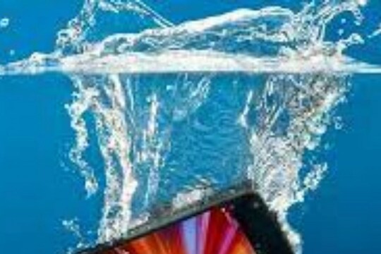 Smartphone पाण्यात पडल्यास अशी घ्या काळजी, अजिबात करु नका या गोष्टी
