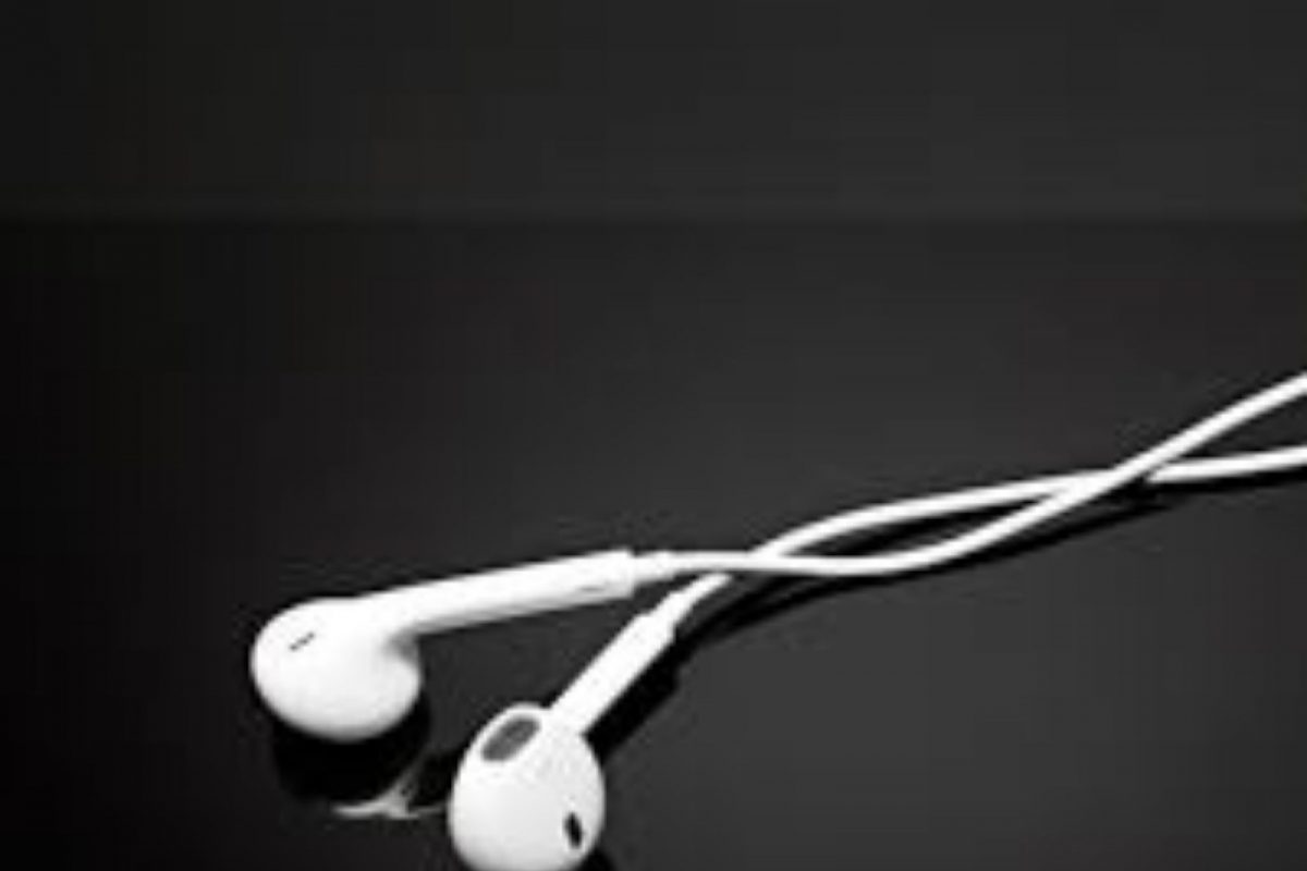 अस्वच्छ Headphone असे करा क्लिन, चांगल्या परफॉर्मेन्ससाठी जाणून घ्या Cleaning Tips