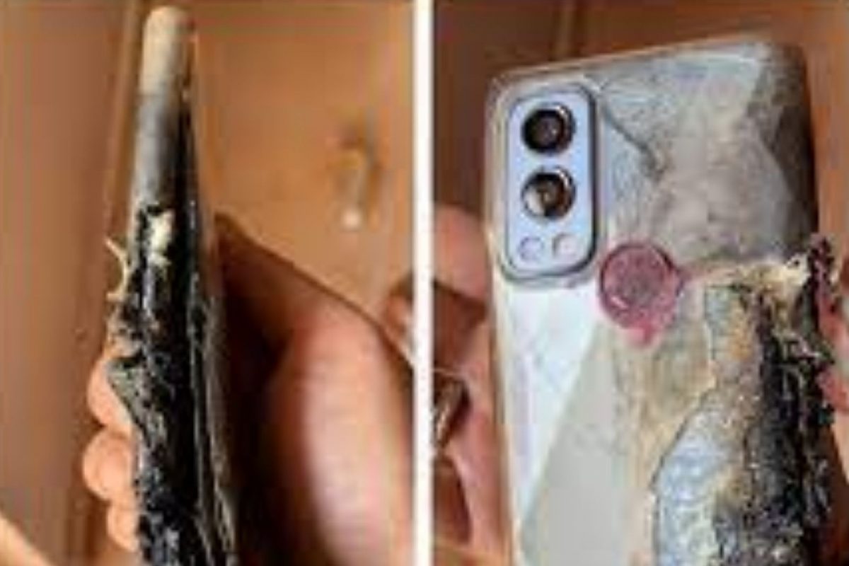 Safety Tips : या चुकांमुळे होऊ शकतो Smartphone ब्लास्ट; अशी घ्या काळजी