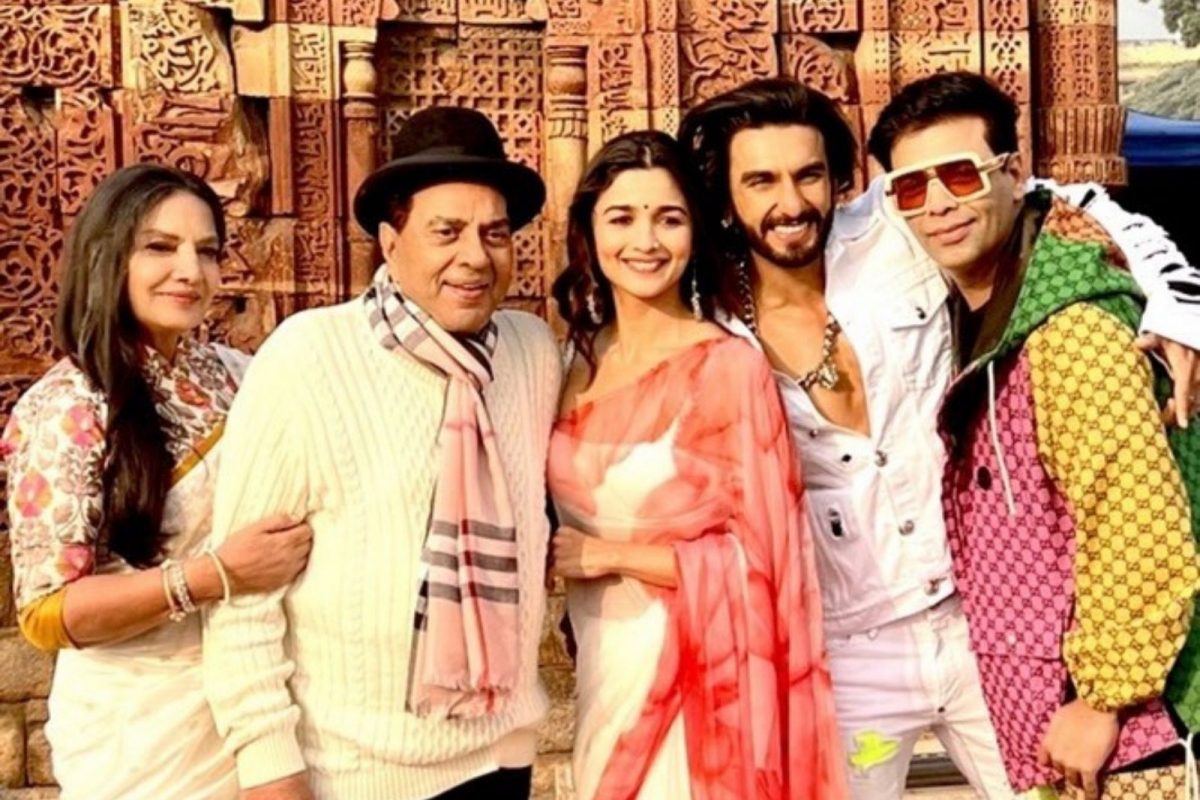 धर्मेंद्र यांनी ‘रॉकी और रानी की प्रेम कहानी’च्या टीमसोबत शेअर केला PHOTO; युजर्स म्हणाले 'रणवीर पेक्षा यंग'