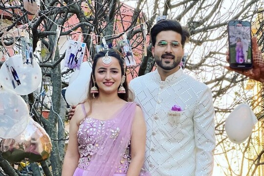 'बिग बॉस' फेम रुबिना दिलैकच्या बहिणीचा झाला साखरपुडा; सुंदर फॅमिली फोटो झाले VIRAL