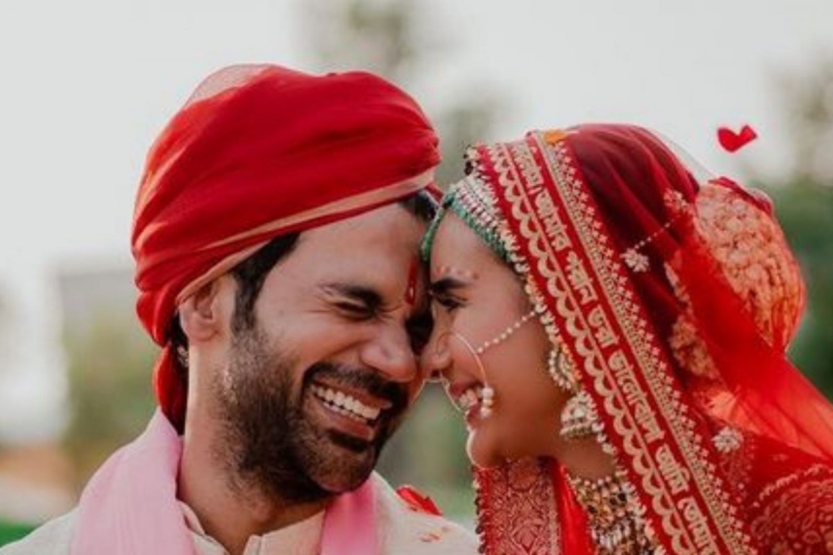 Rajkumar Rao च्या पत्नीनं लग्नाच्या ड्रेसवर बंगालीत लिहिला हा मंत्र; फारच खास आहे याचा अर्थ