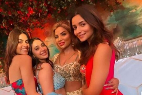 अनुष्का रंजनच्या मेहंदीत आलिया भट्टचा No Makeup लुक; फोटो पाहून चाहत्यांनी केली वाह-वाह