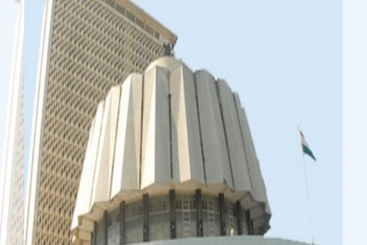 विधान परिषद निवडणुकीसाठी मतांची गोळाबेरीज सुरू झाली आहे. अपक्षांचे मत मिळवण्यासाठी तिन्ही पक्ष प्रयत्न करत आहे.