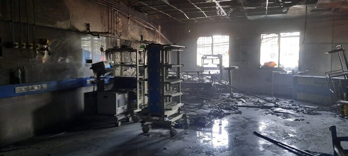 ही आग नेमकी कशामुळे लागली याबाबत अद्याप माहिती मिळू शकलेली नाहीये. घटनास्थळाचे फोटोज समोर आले असून ते पाहून ही आग किती भीषण होती याचा अंदाज वर्तवला जाऊ शकतो.