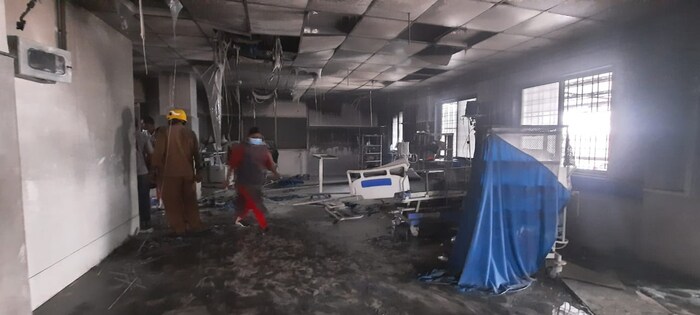 या आगीत 10 रुग्णांचा होरपळून मृत्यू झाला असल्याची माहिती जिल्हाधिकाऱ्यांनी दिली आहे. तर काही रुग्ण जखमी झाले असल्याची माहिती समोर आली आहे.