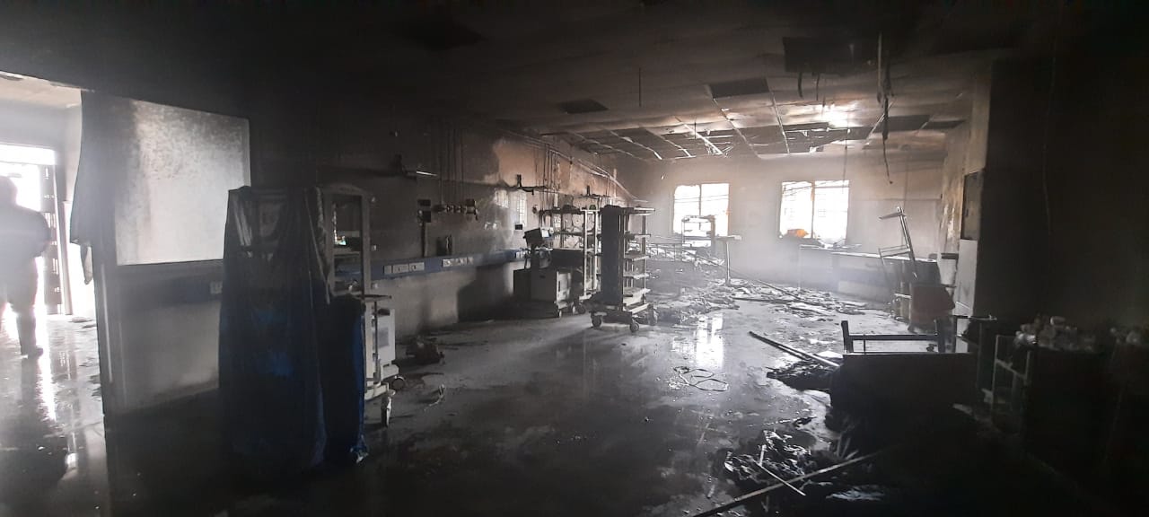 अहमदनगर जिल्हा रुग्णालयाला भीषण आग लागली आहे. रुग्णालयातील आयसीयू वॉर्डला ही आग लागली आहे. या अग्नितांडवामुळे अहमदनगर जिल्ह्यावर शोककळा पसरली आहे. तर संपूर्ण महाराष्ट्रात हळहळ व्यक्त होत आहे.